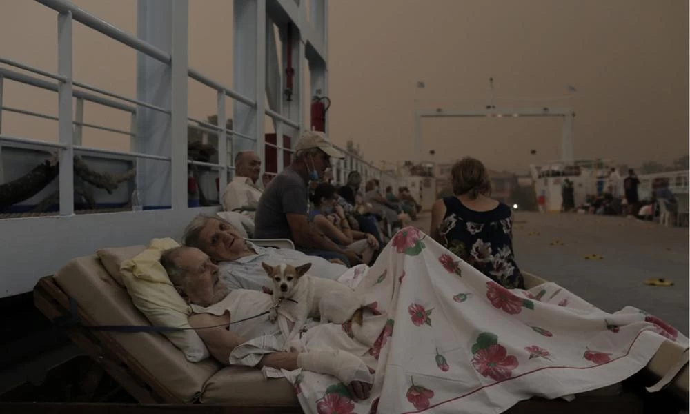 Φωτιές στην Εύβοια: «Γροθιά στο στομάχι» η φωτογραφία ηλικιωμένου ζευγαριού